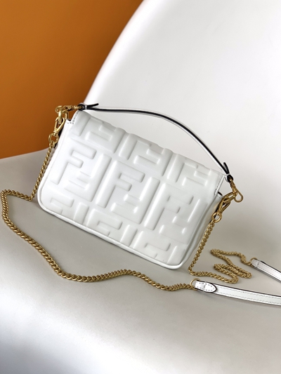 フェンディバッグ背面デザイン